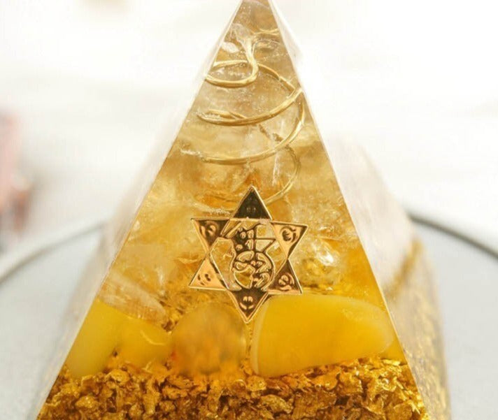 Pirâmide de orgonite com símbolos