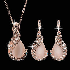 Water drop pendant with elegant rhinestones.